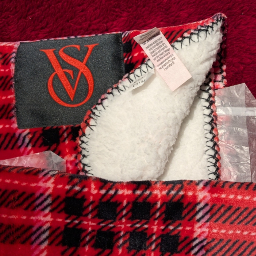 VICTORIA'S SECRET LOGO SHERPA/THROW